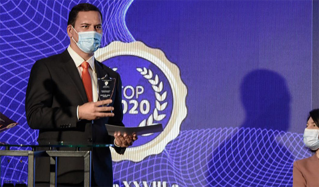 Chiropractician certificat de Ordinul Practicienilor de Medicină Complementară din România.